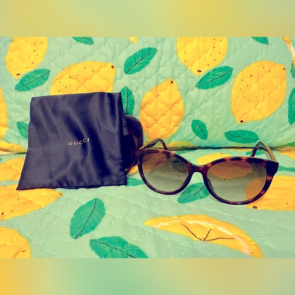 Gucci Round Sunglasses with certificate of authenticity, case and dust bag